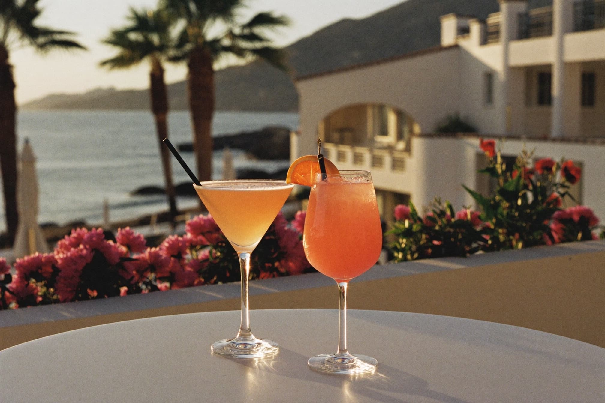 Handgemaakte cocktails met Ibiza-sfeer bij zonsondergang aan zee